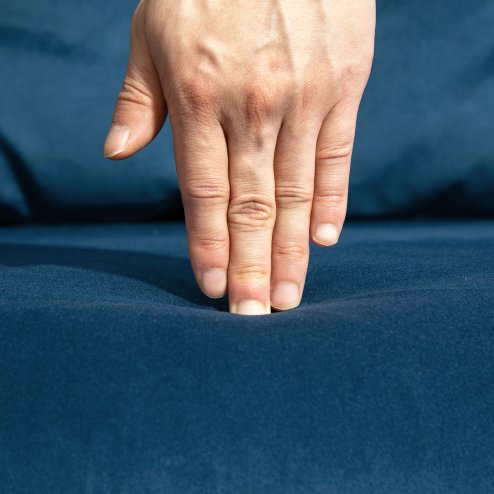 HOMCOM 2 Seater Sofa Bed, Click Clack Convertible Bed Settee, Modern Velvet Feel Fabric Sofa Couch with 2 Tufted Cushions, Wood Armrests for Living Room, Bedroom, Guest Room, Navy Blue