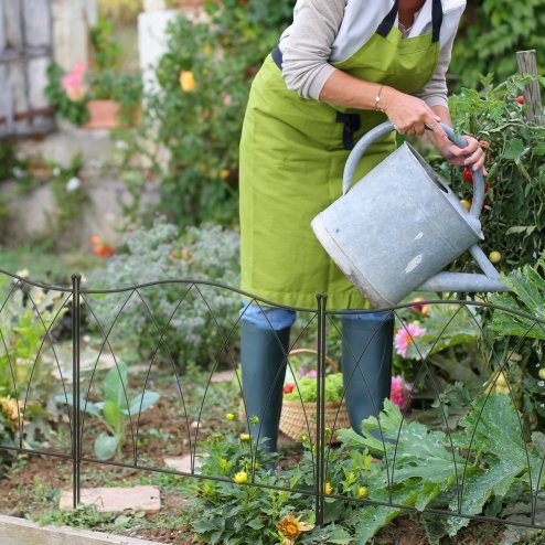 Outsunny Decoration Garden Fence, 5PCs Outdoor Picket Fence Panels, Rustproof Metal Wire Landscape Flower Bed Border Edging Animal Barrier, Black