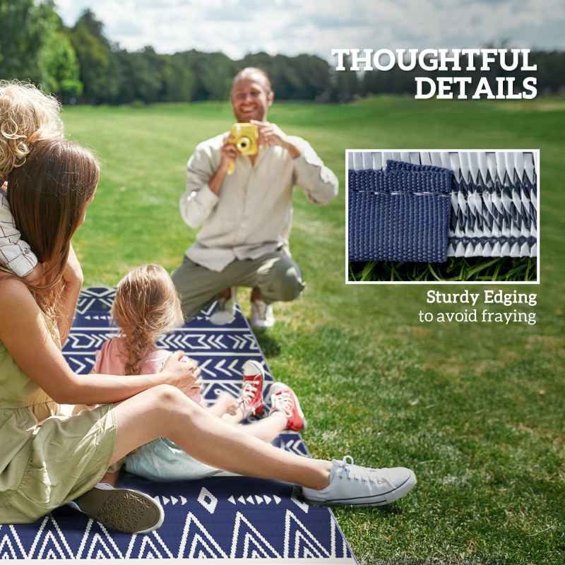 Outsunny Reversible Outdoor Rug with Carry Bag, Waterproof Plastic Straw Mat for Garden, Deck, RV, Picnic, Beach, Camping, 182 x 274cm, Dark Blue and White
