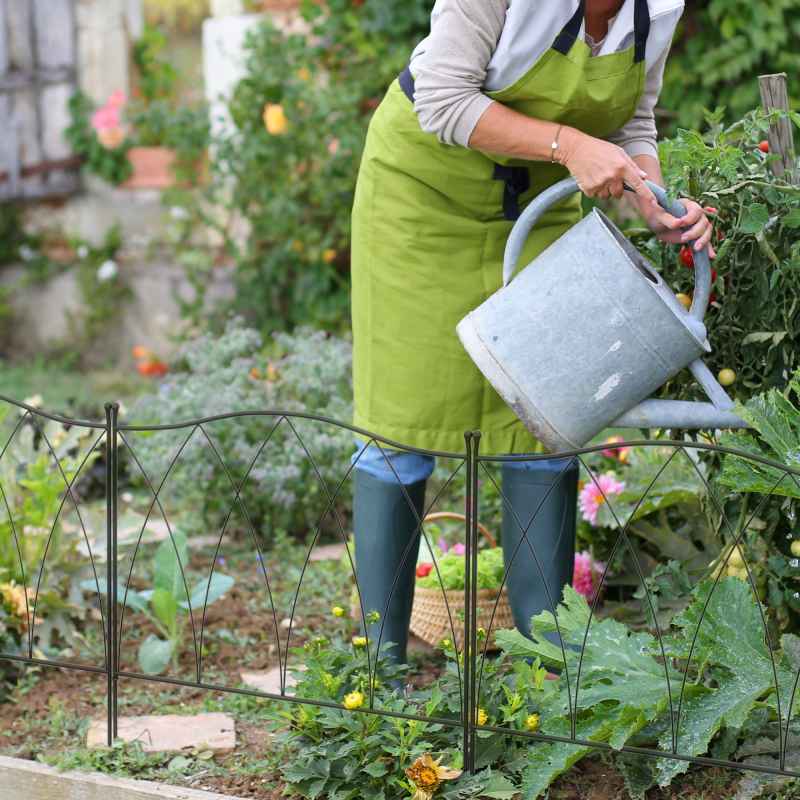 Outsunny Decoration Garden Fence, 5PCs Outdoor Picket Fence Panels, Rustproof Metal Wire Landscape Flower Bed Border Edging Animal Barrier, Black