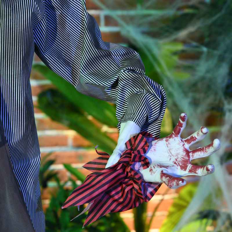 HOMCOM 5.5ft Life Size Halloween Animatronic Standing Chainsaw Killer, with Light Up Eyes, Sound Activated Moving Body, Scary Halloween Decorations, Battery Operated, Indoor Party Props