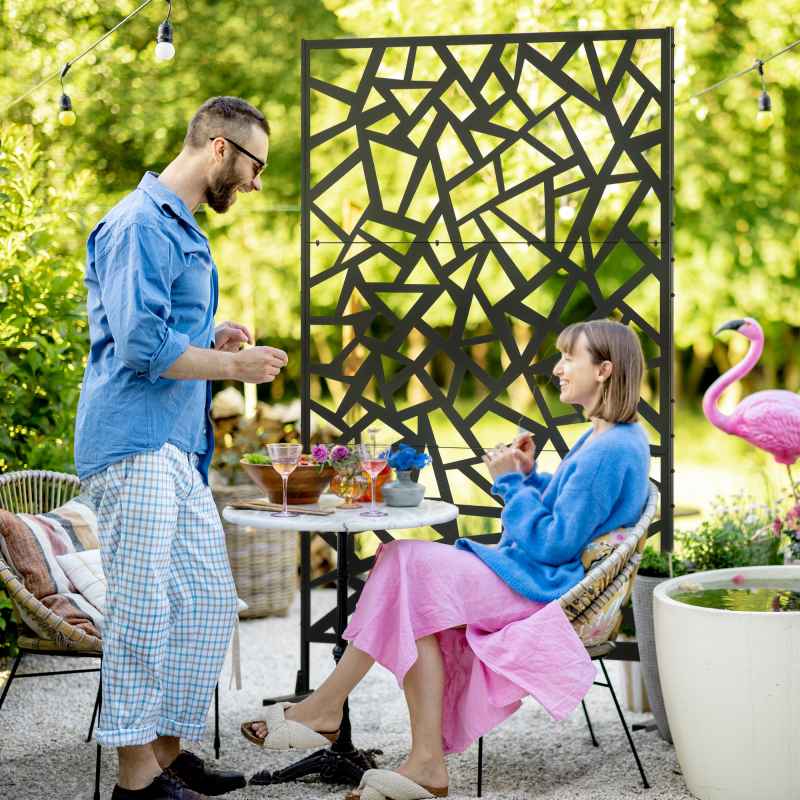 Outsunny Decorative Garden Privacy Screen with Stand, 6.5FT Freestanding Metal Outdoor Divider, Decorative Privacy Panel with Expansion Screws for Garden Pool Hot Tub, Irregular Figure Style, Black